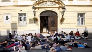 Zagreb, 130710.
Cirilometodska ulica.
Ispred gradske skupstine.
Udruge Zelena akcija i Pravo na grad organiziraju nastavak prosvjeda gradjana zbog gradnje ulazno-izlazne rampe u Varsavskoj za garazu Hoto grupe Tomislava Horvatincica.
Na slici: Prosvjednic Zagreb, 130710.
Cirilometodska ulica.
Ispred gradske skupstine.
Udruge Zelena akcija i Pravo na grad organiziraju nastavak prosvjeda gradjana zbog gradnje ulazno-izlazne rampe u Varsavskoj za garazu Hoto grupe Tomislava Horvatincica.
Na slici: Prosvjednic