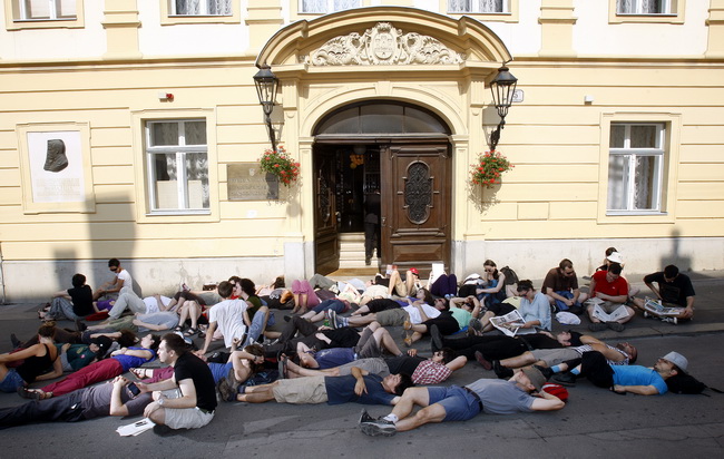 Zagreb, 130710.
Cirilometodska ulica.
Ispred gradske skupstine.
Udruge Zelena akcija i Pravo na grad organiziraju nastavak prosvjeda gradjana zbog gradnje ulazno-izlazne rampe u Varsavskoj za garazu Hoto grupe Tomislava Horvatincica.
Na slici: Prosvjednic Zagreb, 130710.
Cirilometodska ulica.
Ispred gradske skupstine.
Udruge Zelena akcija i Pravo na grad organiziraju nastavak prosvjeda gradjana zbog gradnje ulazno-izlazne rampe u Varsavskoj za garazu Hoto grupe Tomislava Horvatincica.
Na slici: Prosvjednic