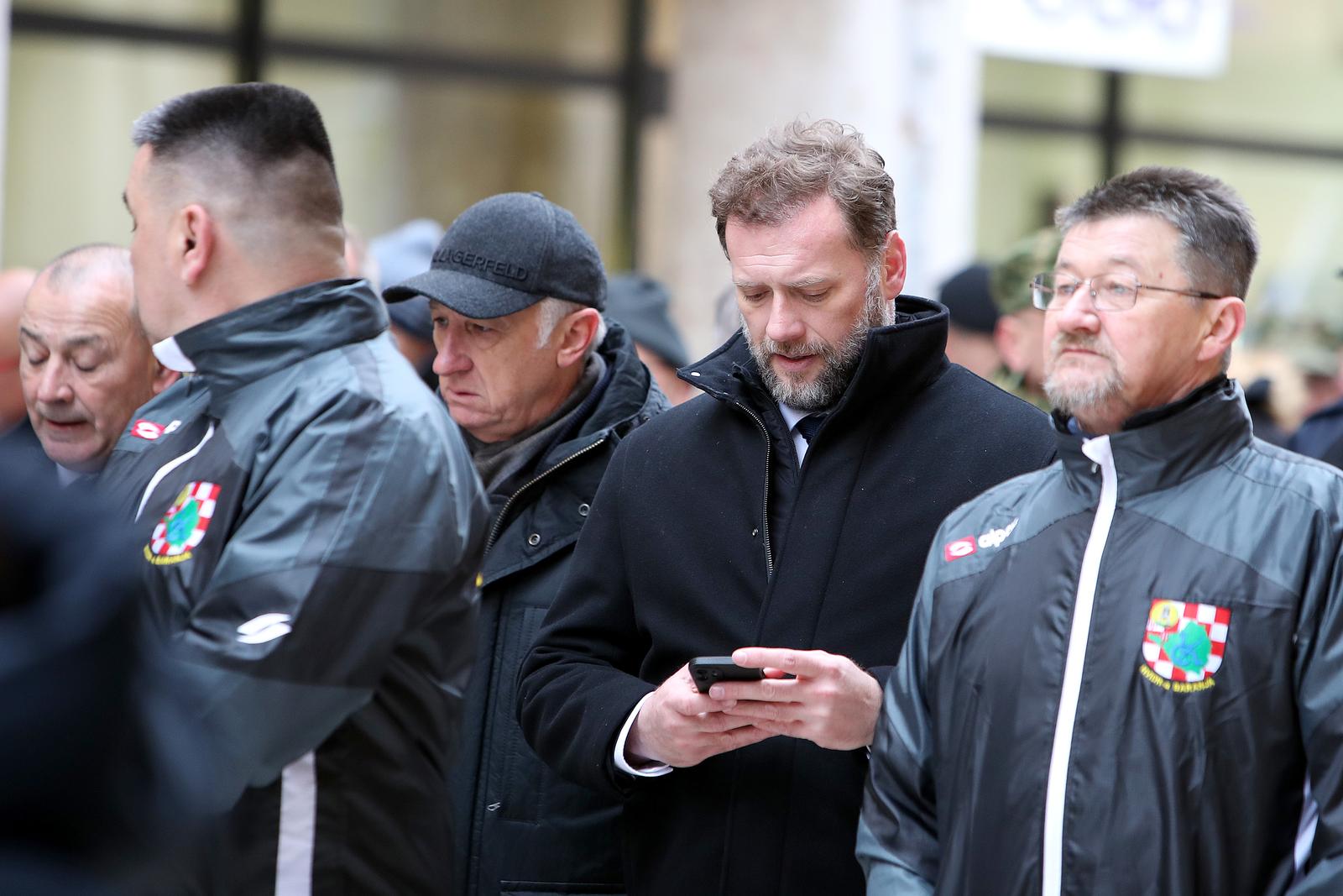 Mimohod pripadnika OSRH i MUP-a s ratnim zastavama povodom 30. obljetnice VRO Maslenica Mimohod pripadnika OSRH i MUP-a s ratnim zastavama povodom 30. obljetnice VRO Maslenica