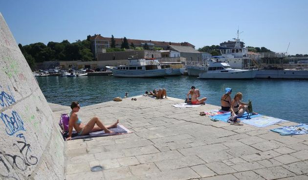 26.07.2013., Zadar – Maja Berber izgubila je svoju voljenu labradoricu Kiru nakon sto ju je ubila struja preko podne rasvjete u lucici Fosa. Photo: Filip Brala/PIXSELL