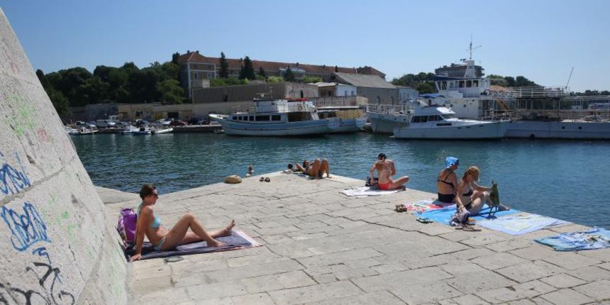 26.07.2013., Zadar – Maja Berber izgubila je svoju voljenu labradoricu Kiru nakon sto ju je ubila struja preko podne rasvjete u lucici Fosa. Photo: Filip Brala/PIXSELL