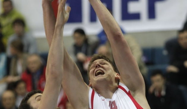 Zagreb, 311010.
KC Drazen Petrovic.
Zavrsni turnir Kupa Kresimir Cosic, Cedevita – Zadar. KK Zadar zbog nepodmirenih obaveza prema nekim igracima igra sa sastavom u kojem je 5 juniora i 1 kadet.
Na slici: Miro Bilan 21, Franko Krastopil 14.
Foto: Nenad Du