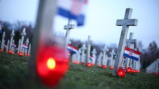 U Vukovaru su upaljene svijeće za poginule hrvatske branitelje i civile na Memorijalnom groblju žrtava iz Domovinskog rata. Photo: Petar Glebov/PIXSELL U Vukovaru su upaljene svijeće za poginule hrvatske branitelje i civile na Memorijalnom groblju žrtava iz Domovinskog rata. Photo: Petar Glebov/PIXSELL