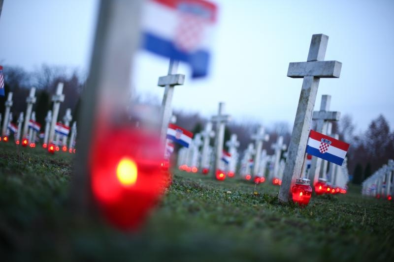 U Vukovaru su upaljene svijeće za poginule hrvatske branitelje i civile na Memorijalnom groblju žrtava iz Domovinskog rata. Photo: Petar Glebov/PIXSELL U Vukovaru su upaljene svijeće za poginule hrvatske branitelje i civile na Memorijalnom groblju žrtava iz Domovinskog rata. Photo: Petar Glebov/PIXSELL