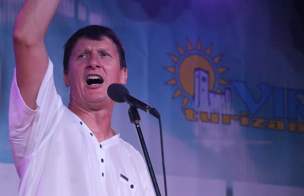 Virsko ljeto 2016: Tomislav Bralić i klapa Intrade oduševili 12 tisuća obožavatelja na virskoj rivi Virsko ljeto 2016: Tomislav Bralić i klapa Intrade oduševili 12 tisuća obožavatelja na virskoj rivi