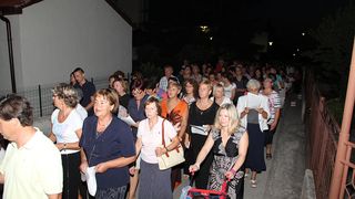 Na Stanovima se Kraljica mira slavi već preko 20 godina, a sinoćnjim misnim slavljem, procesijom i kasnije koncertom na školskom igralištu Stanarci su proslavili još jednu feštu. Koncert su održali grupa Dalmatico i Ivica Sikirić Ićo, foto: I. Perinčić Na Stanovima se Kraljica mira slavi već preko 20 godina, a sinoćnjim misnim slavljem, procesijom i kasnije koncertom na školskom igralištu Stanarci su proslavili još jednu feštu. Koncert su održali grupa Dalmatico i Ivica Sikirić Ićo, foto: I. Perinčić
