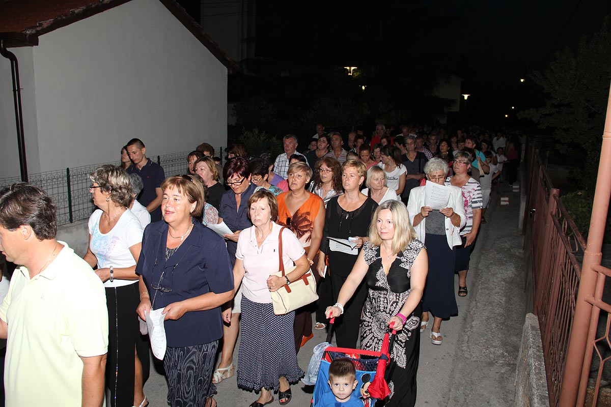 Na Stanovima se Kraljica mira slavi već preko 20 godina, a sinoćnjim misnim slavljem, procesijom i kasnije koncertom na školskom igralištu Stanarci su proslavili još jednu feštu. Koncert su održali grupa Dalmatico i Ivica Sikirić Ićo, foto: I. Perinčić Na Stanovima se Kraljica mira slavi već preko 20 godina, a sinoćnjim misnim slavljem, procesijom i kasnije koncertom na školskom igralištu Stanarci su proslavili još jednu feštu. Koncert su održali grupa Dalmatico i Ivica Sikirić Ićo, foto: I. Perinčić