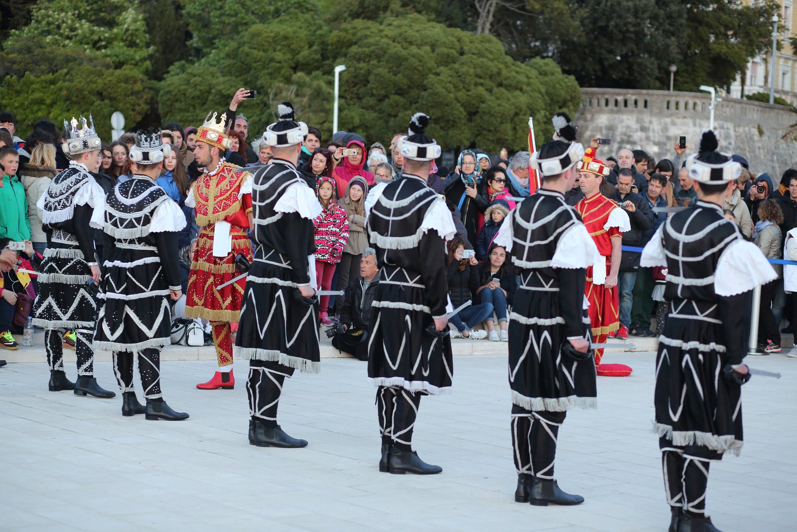 HGD Sv. Cecilija izvelo korčulanski viteški ples “Moreška” na Pozdravu suncu