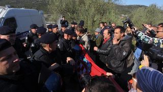 Radnicima škvera Nauta Lamjana interventna policija PU Zadarske onemogućila je pokušaj ulaska u škver u kojem se odvija stečajni postupak. Photo: Filip Brala/PIXSELL Radnicima škvera Nauta Lamjana interventna policija PU Zadarske onemogućila je pokušaj ulaska u škver u kojem se odvija stečajni postupak. Photo: Filip Brala/PIXSELL