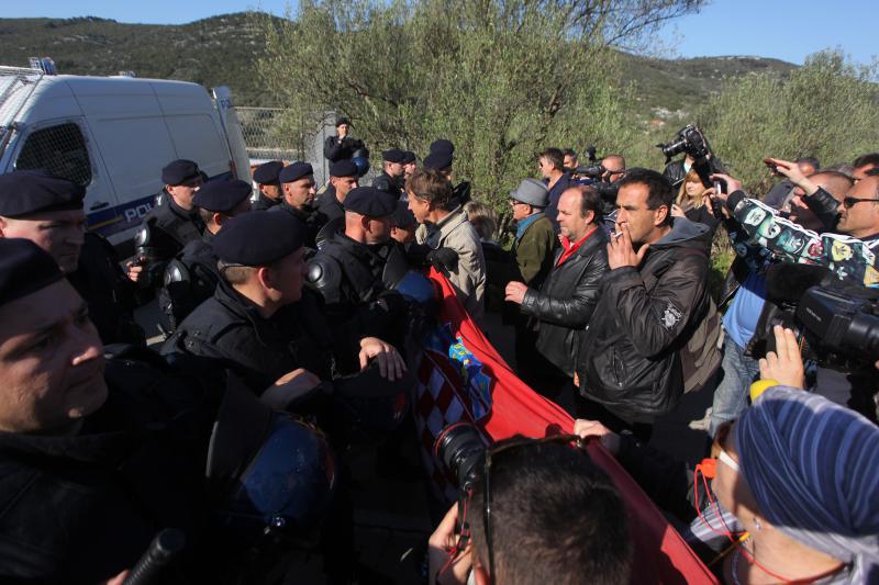 Radnicima škvera Nauta Lamjana interventna policija PU Zadarske onemogućila je pokušaj ulaska u škver u kojem se odvija stečajni postupak. Photo: Filip Brala/PIXSELL Radnicima škvera Nauta Lamjana interventna policija PU Zadarske onemogućila je pokušaj ulaska u škver u kojem se odvija stečajni postupak. Photo: Filip Brala/PIXSELL