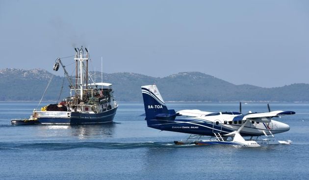 Zadar – Nakon 101 godinu opet je poletio hidroavion iz zadarske luke. Na promotivnom letu European Coastal Airlines iz Tankerkomercove marine u gradu, vlasniku tvrtke i pokretacu projekta hidroavinskih jadranskih veza Klausu Dieteru Martinu pridruzio se i