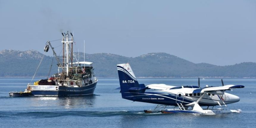 Zadar – Nakon 101 godinu opet je poletio hidroavion iz zadarske luke. Na promotivnom letu European Coastal Airlines iz Tankerkomercove marine u gradu, vlasniku tvrtke i pokretacu projekta hidroavinskih jadranskih veza Klausu Dieteru Martinu pridruzio se i Zadar – Nakon 101 godinu opet je poletio hidroavion iz zadarske luke. Na promotivnom letu European Coastal Airlines iz Tankerkomercove marine u gradu, vlasniku tvrtke i pokretacu projekta hidroavinskih jadranskih veza Klausu Dieteru Martinu pridruzio se i