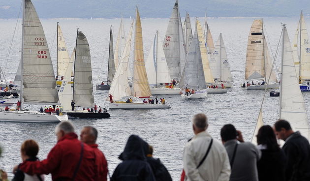 Split, 260910.
Ovog vikenda (zbog nevremena u subotu start regate je odgoden za nedjelju ) JK “Labud” organizira skoro pa jubilarnu 79. Mrdujsku regatu. Najve