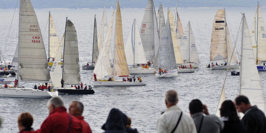 Split, 260910.
Ovog vikenda (zbog nevremena u subotu start regate je odgoden za nedjelju ) JK “Labud” organizira skoro pa jubilarnu 79. Mrdujsku regatu. Najve Split, 260910.
Ovog vikenda (zbog nevremena u subotu start regate je odgoden za nedjelju ) JK “Labud” organizira skoro pa jubilarnu 79. Mrdujsku regatu. Najve