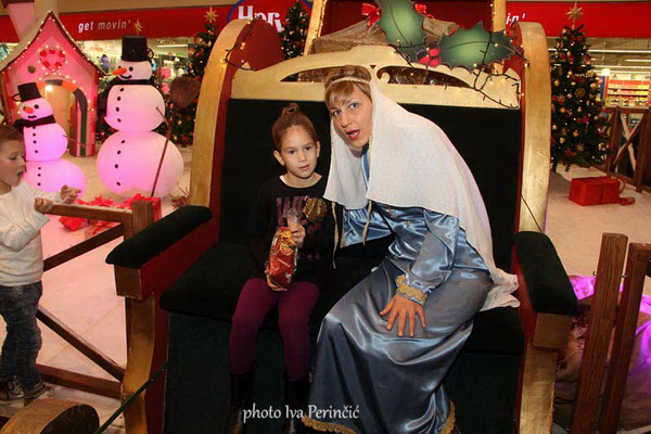 Sv. Luce razveselila mališane u Supernova centru, Foto: Iva Perinčić Sv. Luce razveselila mališane u Supernova centru, Foto: Iva Perinčić