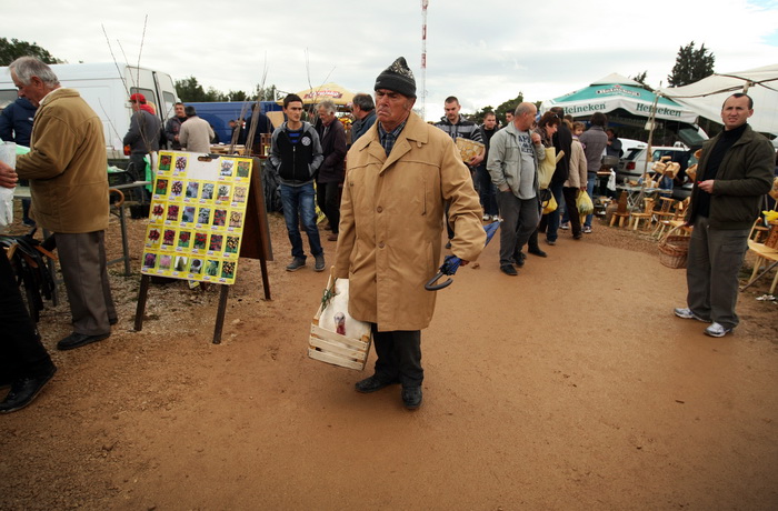 Benkovac, 100313.
Sajam u Benkovcu odrzava se svakog 10. dana u mjesecu. Stoljetna tradicija ucinila je od Benkovackog sajma neizostavni gospodarski i turisticki sadrzaj grada koji svaki put iznova iznenadjuje brojem posjetitelja koji preraste brojku od 1 Benkovac, 100313.
Sajam u Benkovcu odrzava se svakog 10. dana u mjesecu. Stoljetna tradicija ucinila je od Benkovackog sajma neizostavni gospodarski i turisticki sadrzaj grada koji svaki put iznova iznenadjuje brojem posjetitelja koji preraste brojku od 1