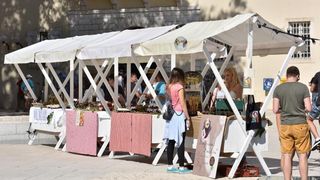 U sklopu 9. Festivala smokve na Trgu pet bunara održava se sajam smokava na kojem proizvođači i prerađivači izlažu i prodaju svoje artikle. Photo: Dino Stanin/PIXSELL U sklopu 9. Festivala smokve na Trgu pet bunara održava se sajam smokava na kojem proizvođači i prerađivači izlažu i prodaju svoje artikle. Photo: Dino Stanin/PIXSELL