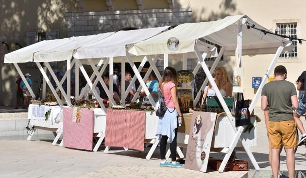 U sklopu 9. Festivala smokve na Trgu pet bunara održava se sajam smokava na kojem proizvođači i prerađivači izlažu i prodaju svoje artikle.  Photo: Dino Stanin/PIXSELL