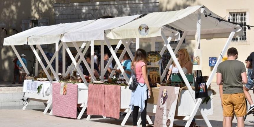 U sklopu 9. Festivala smokve na Trgu pet bunara održava se sajam smokava na kojem proizvođači i prerađivači izlažu i prodaju svoje artikle. Photo: Dino Stanin/PIXSELL U sklopu 9. Festivala smokve na Trgu pet bunara održava se sajam smokava na kojem proizvođači i prerađivači izlažu i prodaju svoje artikle. Photo: Dino Stanin/PIXSELL