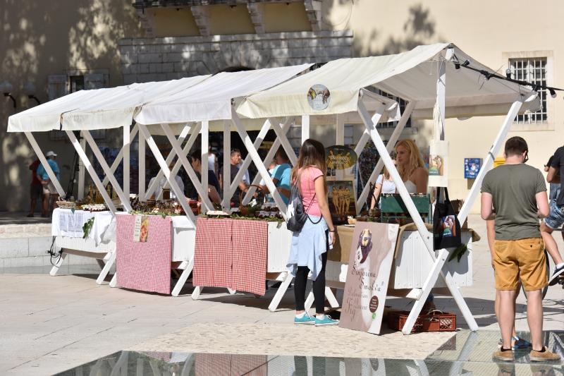 U sklopu 9. Festivala smokve na Trgu pet bunara održava se sajam smokava na kojem proizvođači i prerađivači izlažu i prodaju svoje artikle. Photo: Dino Stanin/PIXSELL U sklopu 9. Festivala smokve na Trgu pet bunara održava se sajam smokava na kojem proizvođači i prerađivači izlažu i prodaju svoje artikle. Photo: Dino Stanin/PIXSELL