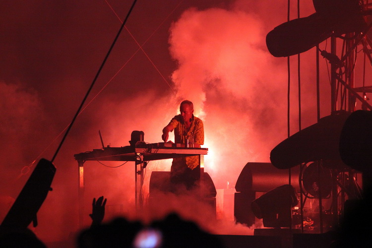 Zrce, 090711.
Na prvom hrvatskom Big Beach partyju na plazi Zrce nastupio je Fatboy Slim pred oko 10 tisuca posjetitelja. Fatboy Slim, DJ za siroke narodne mase. Svo vrijeme dvosatnog nastupa drzao je publiku u visokom ritmu tako da je ona svo vrijeme ple Zrce, 090711.
Na prvom hrvatskom Big Beach partyju na plazi Zrce nastupio je Fatboy Slim pred oko 10 tisuca posjetitelja. Fatboy Slim, DJ za siroke narodne mase. Svo vrijeme dvosatnog nastupa drzao je publiku u visokom ritmu tako da je ona svo vrijeme ple