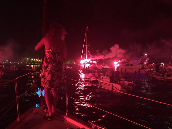 Doček zlatnih zadarskih olimpijaca Šime Fantele i Igora Marenića: Bakljada na brodovima od Vitrenjaka do Morskih orgulja. Foto: Tija Malik Doček zlatnih zadarskih olimpijaca Šime Fantele i Igora Marenića: Bakljada na brodovima od Vitrenjaka do Morskih orgulja. Foto: Tija Malik