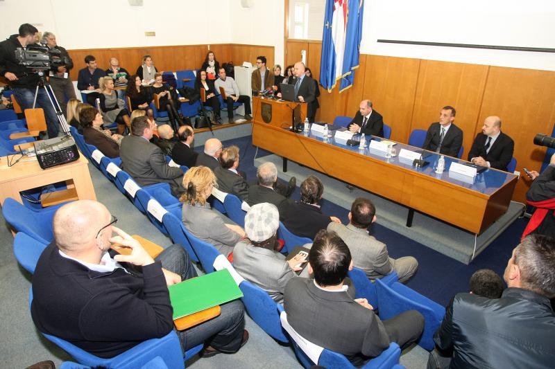 Pod nazivom Ponosno nase na Poljani Sime Budnica prvi put postavljen sajam na kojem su braniteljske udruge predstavile svoje proizvode. Photo: Dino Stanin/PIXSELL Pod nazivom Ponosno nase na Poljani Sime Budnica prvi put postavljen sajam na kojem su braniteljske udruge predstavile svoje proizvode. Photo: Dino Stanin/PIXSELL