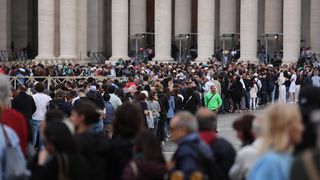 Rim: Trg sv. Petra pun vjernika