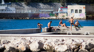 Kupanje na plaži Kolovare 8. listopada (foto:Saša Čuka)