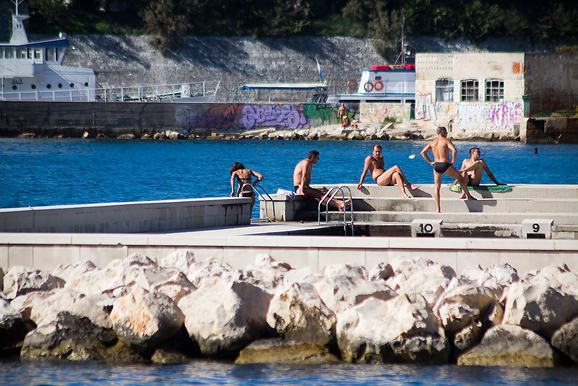 Kupanje na plaži Kolovare 8. listopada (foto:Saša Čuka)