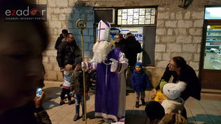 Sv. Nikola s Krampusom i Vilenjakom zabavljao djecu od Kampo Kaštela do Trga Petra Zoranića Sv. Nikola s Krampusom i Vilenjakom zabavljao djecu od Kampo Kaštela do Trga Petra Zoranića