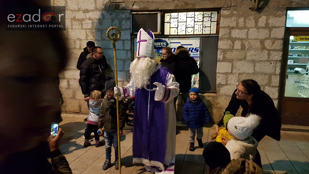 Sv. Nikola s Krampusom i Vilenjakom zabavljao djecu od Kampo Kaštela do Trga Petra Zoranića Sv. Nikola s Krampusom i Vilenjakom zabavljao djecu od Kampo Kaštela do Trga Petra Zoranića