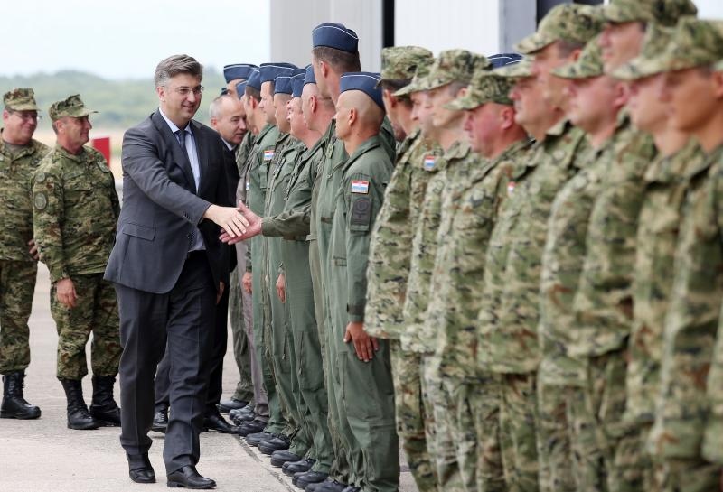 Plenković i Krstičević posjetili zračnu bazu Zemunik i protupožarnu eskadrilu Plenković i Krstičević posjetili zračnu bazu Zemunik i protupožarnu eskadrilu