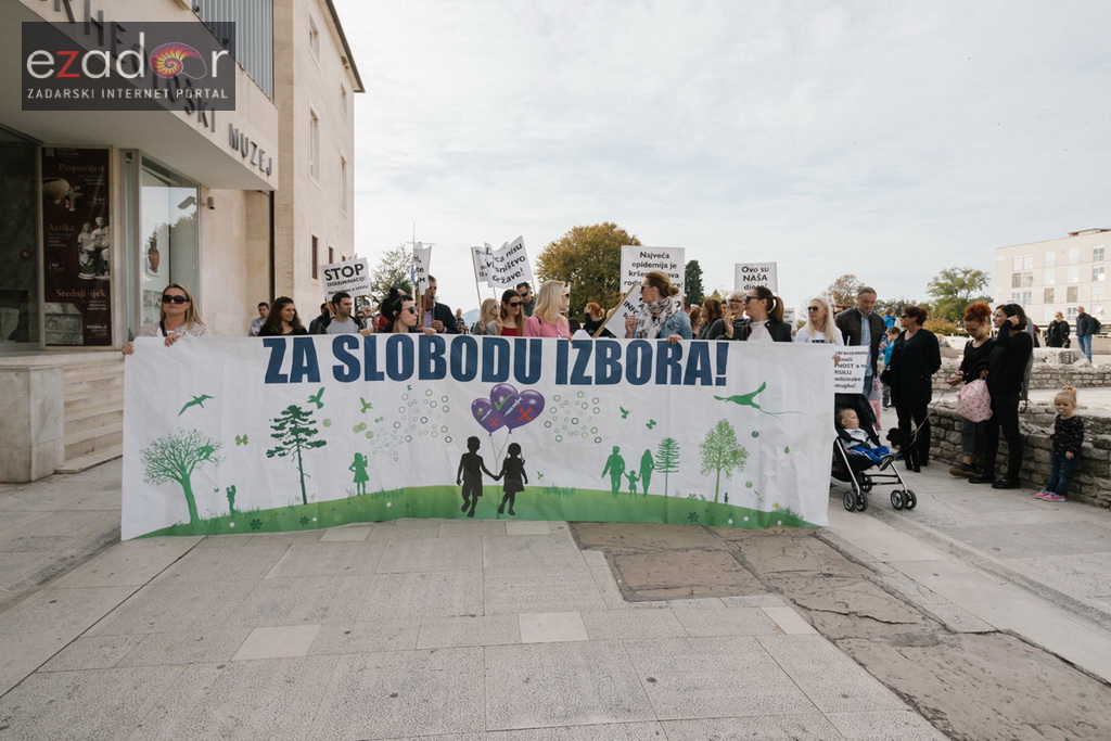 Prosvjedni skup roditelja protiv politike obaveznog cijepljenja Prosvjedni skup roditelja protiv politike obaveznog cijepljenja