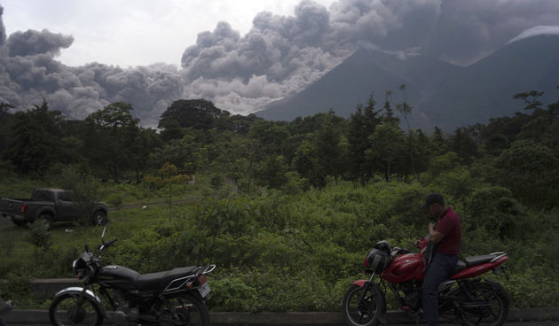 Probudio se vulkan Fuego: lava teče ulicama, najmanje 25 mrtvih