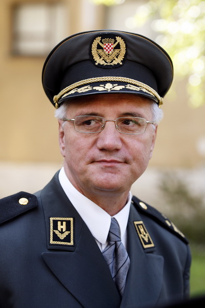 Zagreb, 020811.
Stanciceva ulica.
Ministarstvo obrane.
Podjela priznjanja i promaknuca hrvatskim casnicima povodom obiljezavanja akcije oluja.
Odlikovanja i promaknuca podjelio je predsjednik Ivo Josipovic.
Na slici: Novi zapovjednik Hrvatske kopnene vojs