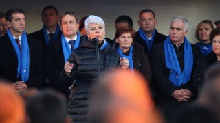 Zadar, 261111.
Parlamentarni izbori 2011.
Predsjednica HDZ-a Jadranka Kosor danas se u Skabrnji kod spomen-obiljezja poklonila vojnim i civilnim zrtvama Domovinskog rata, a potom je na Trgu dr. Franje Tudjmana odrzala predizborni govor i druzila se sa gra Zadar, 261111.
Parlamentarni izbori 2011.
Predsjednica HDZ-a Jadranka Kosor danas se u Skabrnji kod spomen-obiljezja poklonila vojnim i civilnim zrtvama Domovinskog rata, a potom je na Trgu dr. Franje Tudjmana odrzala predizborni govor i druzila se sa gra