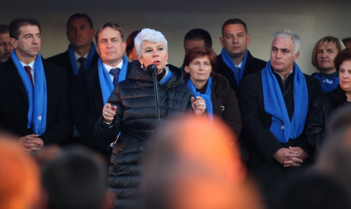 Zadar, 261111.
Parlamentarni izbori 2011.
Predsjednica HDZ-a Jadranka Kosor danas se u Skabrnji kod spomen-obiljezja poklonila vojnim i civilnim zrtvama Domovinskog rata, a potom je na Trgu dr. Franje Tudjmana odrzala predizborni govor i druzila se sa gra Zadar, 261111.
Parlamentarni izbori 2011.
Predsjednica HDZ-a Jadranka Kosor danas se u Skabrnji kod spomen-obiljezja poklonila vojnim i civilnim zrtvama Domovinskog rata, a potom je na Trgu dr. Franje Tudjmana odrzala predizborni govor i druzila se sa gra