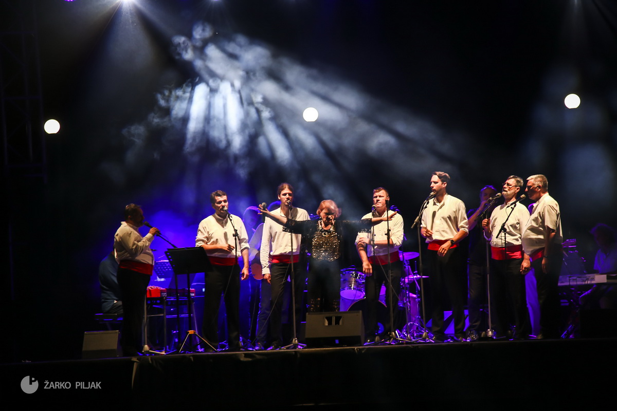 Zorica Kondža i klapa Cambi @ bazen Ilirije u Biogradu