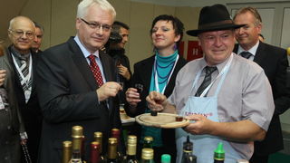 Zadar, 151010.
Predsjednik hrvatske Ivo Josipovic u sklopu posjeta Zadru obisao je i Eko etno sajam koji se ovog tjedna dogadja u dvorani na Visnjiku. Predsjednikje obisao sve izlagace (vise od 300) sa svakim se rukavao i skoro sa svakim slikao.
Na fotogr Zadar, 151010.
Predsjednik hrvatske Ivo Josipovic u sklopu posjeta Zadru obisao je i Eko etno sajam koji se ovog tjedna dogadja u dvorani na Visnjiku. Predsjednikje obisao sve izlagace (vise od 300) sa svakim se rukavao i skoro sa svakim slikao.
Na fotogr