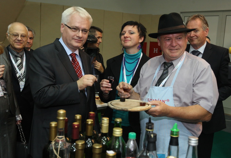 Zadar, 151010.
Predsjednik hrvatske Ivo Josipovic u sklopu posjeta Zadru obisao je i Eko etno sajam koji se ovog tjedna dogadja u dvorani na Visnjiku. Predsjednikje obisao sve izlagace (vise od 300) sa svakim se rukavao i skoro sa svakim slikao.
Na fotogr Zadar, 151010.
Predsjednik hrvatske Ivo Josipovic u sklopu posjeta Zadru obisao je i Eko etno sajam koji se ovog tjedna dogadja u dvorani na Visnjiku. Predsjednikje obisao sve izlagace (vise od 300) sa svakim se rukavao i skoro sa svakim slikao.
Na fotogr