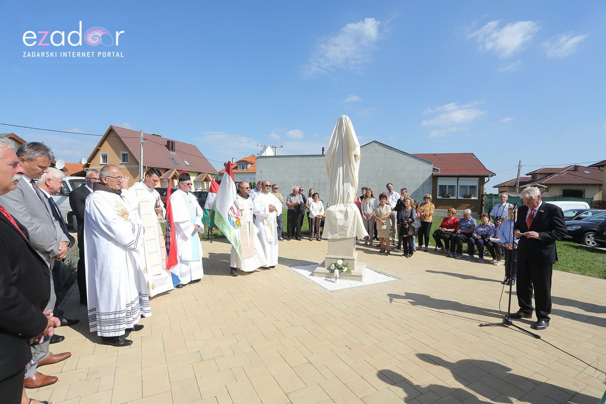Bibinjci gradišćanskim Hrvatima darovali 1.82 metara visok kip sv. Roka Bibinjci gradišćanskim Hrvatima darovali 1.82 metara visok kip sv. Roka