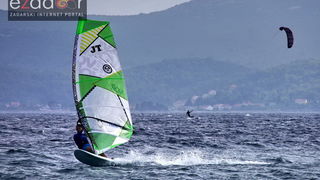 Guštanje surfera u jakom jugu Guštanje surfera u jakom jugu