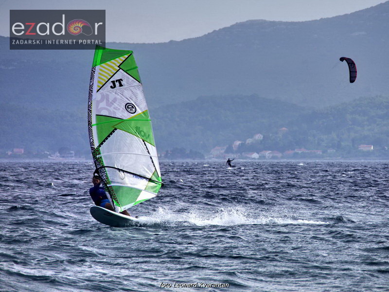 Guštanje surfera u jakom jugu Guštanje surfera u jakom jugu