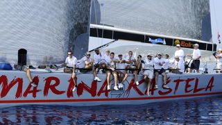 Split, 240911.
Na 80.Mrduja jubilarnoj regati izislo 242 plovila u borbu za veliki trofej. Na startu vjetar nije bio naklonjen jedrilicarima pa su mnogi satima plutali u bonaci.
Na slici: Berketova mnogobrojna posada. Jel tko ostao u Kastelima.
Foto: Jadr