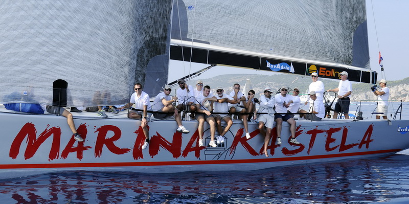 Split, 240911.
Na 80.Mrduja jubilarnoj regati izislo 242 plovila u borbu za veliki trofej. Na startu vjetar nije bio naklonjen jedrilicarima pa su mnogi satima plutali u bonaci.
Na slici: Berketova mnogobrojna posada. Jel tko ostao u Kastelima.
Foto: Jadr