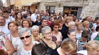 Stotine vjernika ispred crkve Gospe od zdravlja dočekalo relikviju sv. Leopolda Mandića Stotine vjernika ispred crkve Gospe od zdravlja dočekalo relikviju sv. Leopolda Mandića