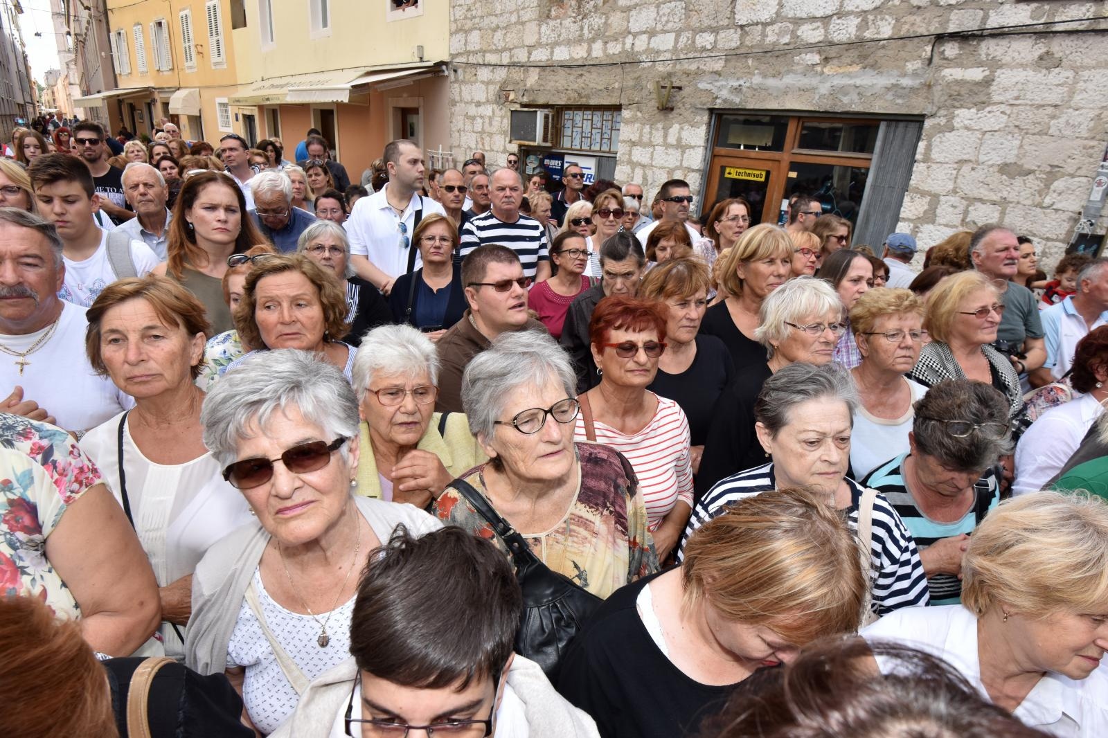 Stotine vjernika ispred crkve Gospe od zdravlja dočekalo relikviju sv. Leopolda Mandića Stotine vjernika ispred crkve Gospe od zdravlja dočekalo relikviju sv. Leopolda Mandića