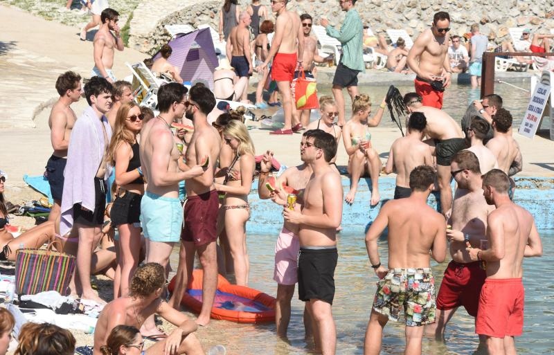 Tisno: Početak Garden Festivala napunio plaže turistima iz cijele Europe, Photo: Hrvoje Jelavic/PIXSELL Tisno: Početak Garden Festivala napunio plaže turistima iz cijele Europe, Photo: Hrvoje Jelavic/PIXSELL