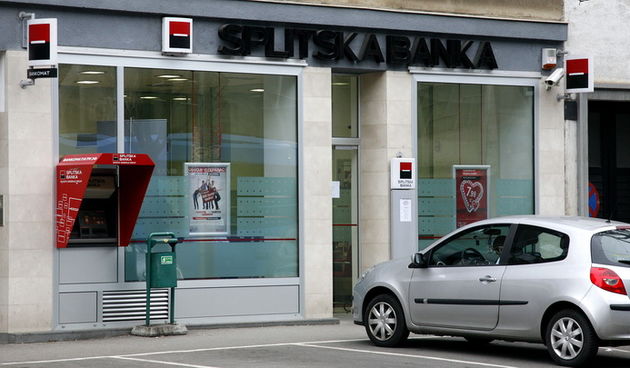 Zagreb, 020311.
Maksimirska 55.
Iz poslovnice Splitske banke u Maksimirskoj ulici dvojica nepoznatih naoruzanih razbojnika ukrala su vise stotina tisuca kuna.
Foto: Sandra Simunovic / CROPIX